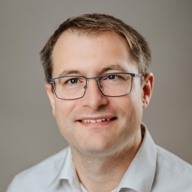 Immobilienmakler Gerolstein Portrait: Professioneller Makler symbolisiert kompetente und zuverl�ssige Hausverwaltung und Maklerdienstleistungen