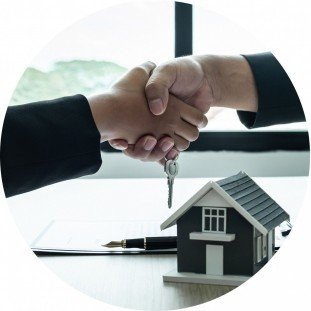 Hausverwaltung aus Gerolstein: Handschlag mit Haus-Symbol symbolisiert transparente Beratung und vertrauensvolle Zusammenarbeit in Verwaltung