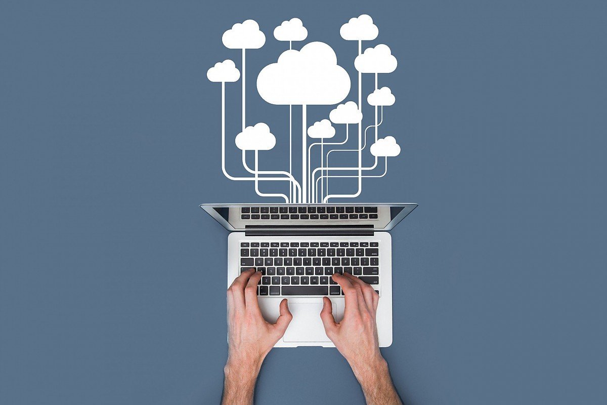 Verwalter mit Dokumentenmanagement Gerolstein: H�nde an Laptop mit Cloud-Symbolen f�r digitale und sichere Verwaltung