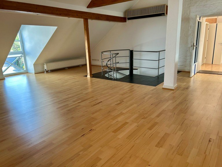 Wohn- Ess Zimmer Dockendorf Bauernhaus Modernes Loft-Wohnen (4 ZKB): Eigener Garten, sonniger Balkon & Kamin-Lounge