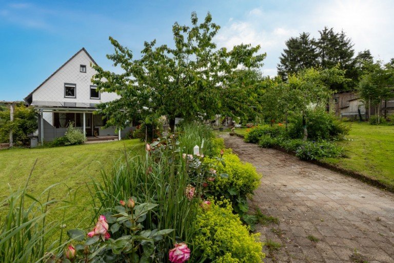 Garten Bild 4 Hillesheim Einfamilienhaus Zentrumsnahes Einfamilienhaus mit park�hnlichem Gartenparadies & PV-Anlage