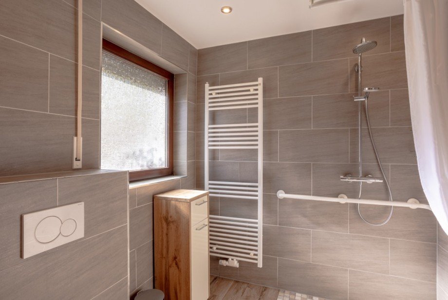 EG Wohnung Badezimmer Einfamilienhaus Birresborn